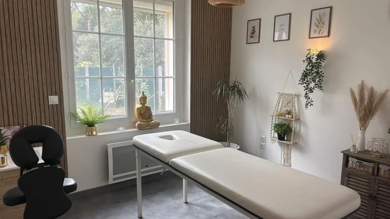 Le salon Bulle Évasion avec sa table de soin et son ambiance apaisante